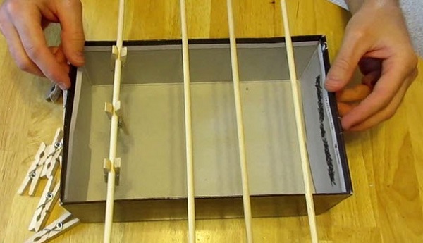Tự làm đồ chơi cho bé bằng những vật dụng trong nhà